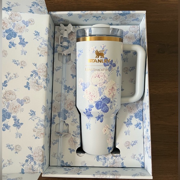 NWT Loveshackfancy Stanley Quencher 40 Oz in EVERBLOOMING ROSETTES - IN HAND - Picture 1 of 4